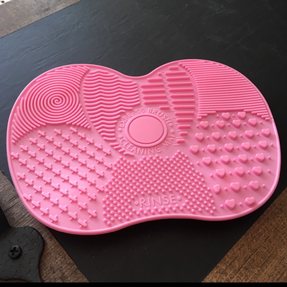 NWT Makeup Brush Cleansing Cosmetic Sanitary Pad